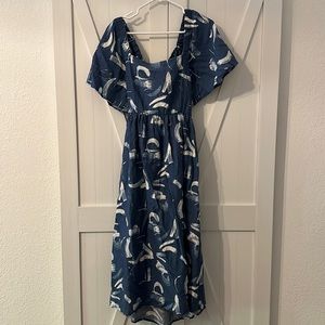 Flowy sleeve, tie back, midi dress.